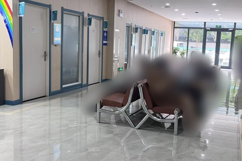 石家莊復(fù)明眼科醫(yī)院候診區(qū)