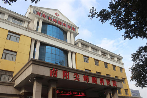 南陽尖峰眼科環(huán)境圖1