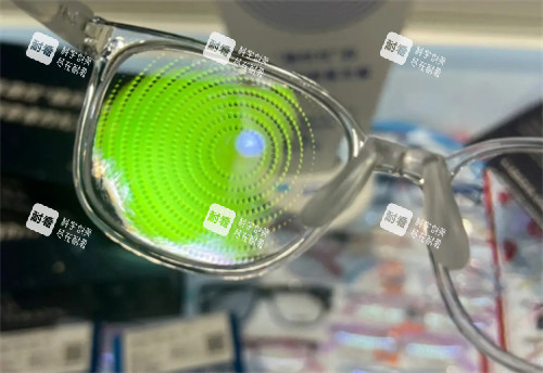 依視路星趣控鏡片