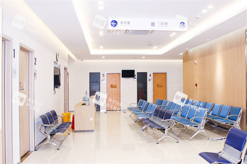 宜春愛爾眼科醫(yī)院診區(qū)候診