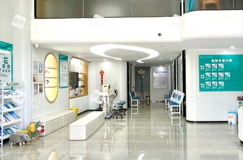 ?？趪?guó)愛近視醫(yī)院驗(yàn)光區(qū)一角