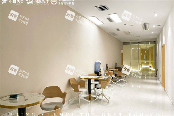 南寧柏琳悅美醫(yī)療美容醫(yī)院走廊候診區(qū)
