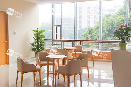 佛山愛(ài)爾眼科醫(yī)院三樓休息區(qū)