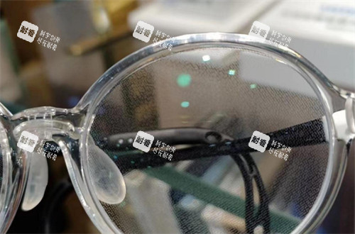 尼康控優(yōu)點(diǎn)鏡片發(fā)大看的樣子