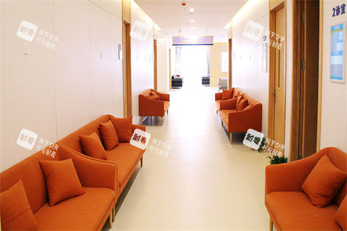 沈陽(yáng)普瑞眼科醫(yī)院待診區(qū)