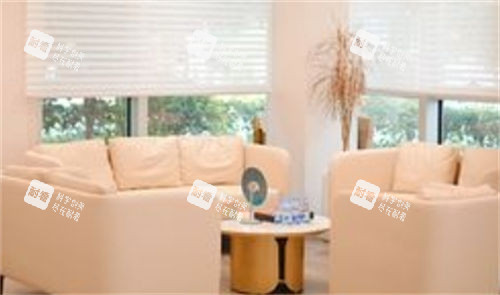 上海醫(yī)顏醫(yī)療美容門診休息區(qū)一角 上海醫(yī)顏醫(yī)療美容門診休息區(qū)一角