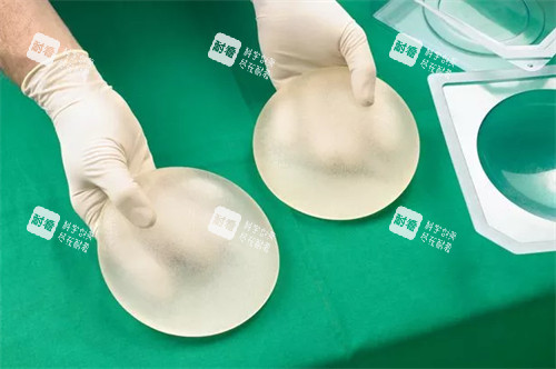 不同尺寸的隆胸假體