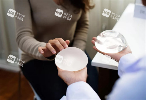 光面和毛面的隆胸假體