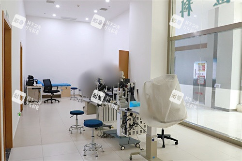 恩施慧宜眼科醫(yī)院驗光區(qū)環(huán)境
