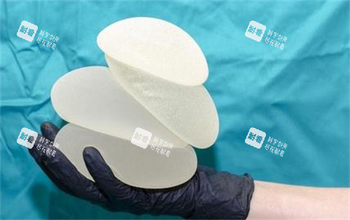 不同大小的隆胸假體