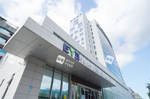 深圳愛(ài)爾眼科醫(yī)院總院醫(yī)院門口