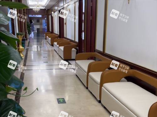 北京京城皮膚醫(yī)院走廊一角