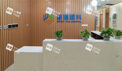 沈陽(yáng)普瑞眼科醫(yī)院導(dǎo)醫(yī)臺(tái)環(huán)境