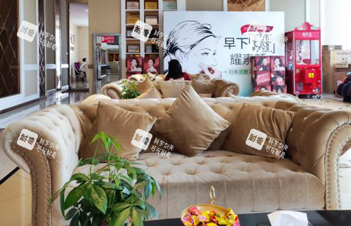 合肥崔勁松整形大廳休息區(qū)