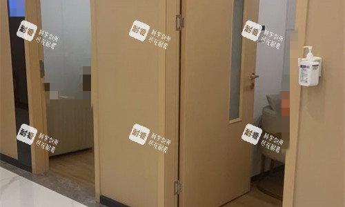 成都軍大整形診室門口展示 成都軍大整形診室門口展示