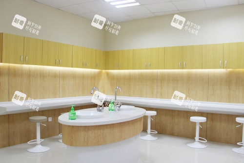 佛山愛爾眼科醫(yī)院地址在哪里？禪城區(qū)佛平路66號軍橋公交站旁，公交到院路線交通便利