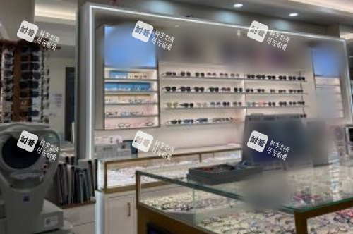 青島福柏眼科醫(yī)院配鏡區(qū)