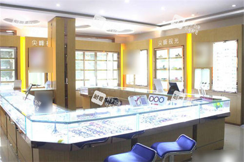 南陽尖峰眼科醫(yī)院配鏡區(qū)